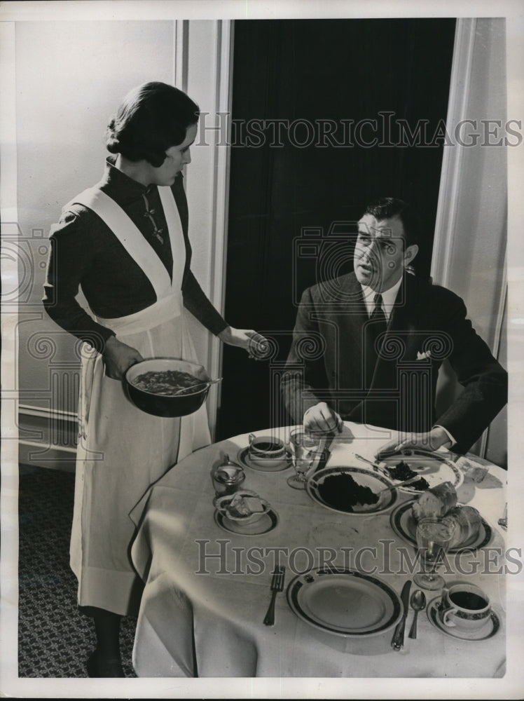 Load image into Gallery viewer, 1945 Press Photo Man Insults Wife's Cooking, Psychologists and Women Disapprove
