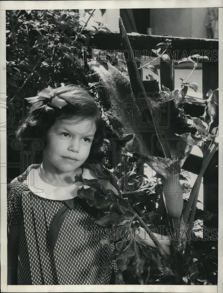 1936 Press Photo Annabelle Elliott with Black Lily at their garden in L.A.
