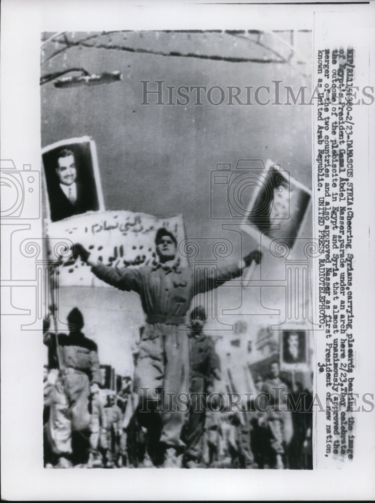 1958 Press Photo Cheering Syrians, carrying placards bearing the image of