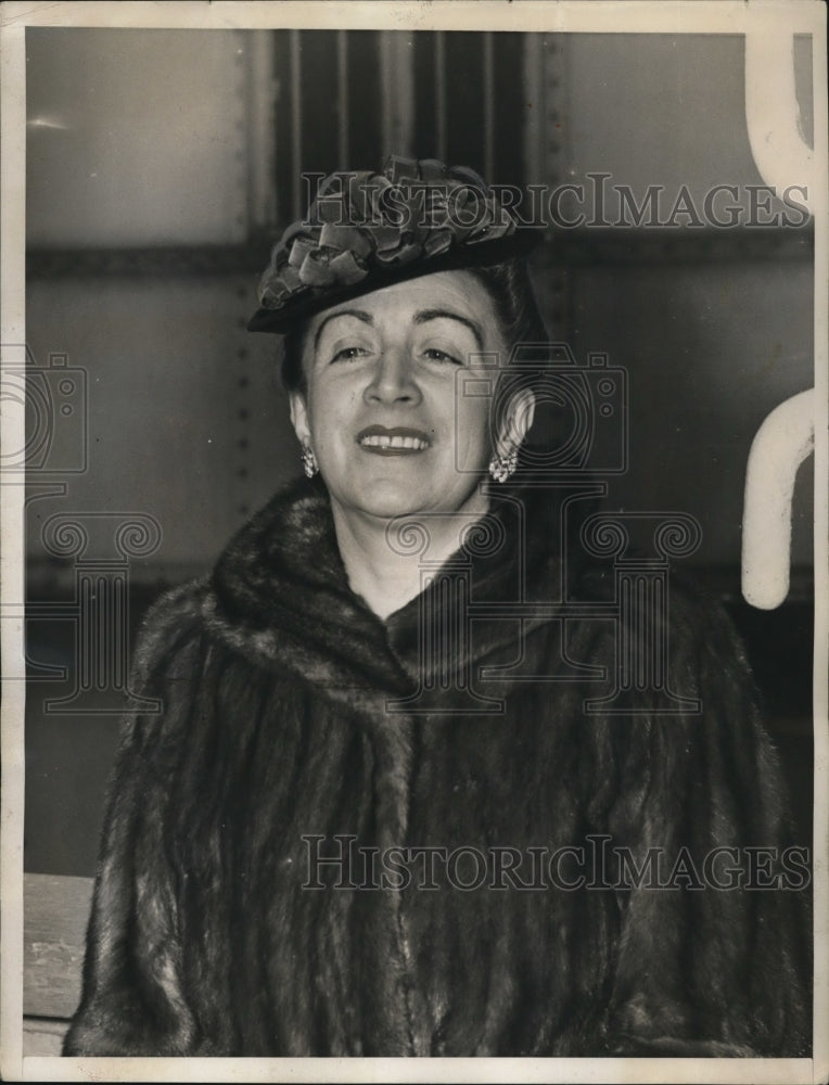 1939 Press Photo Princess Hohenloe-Waldenburg of Hungary posed for a picture