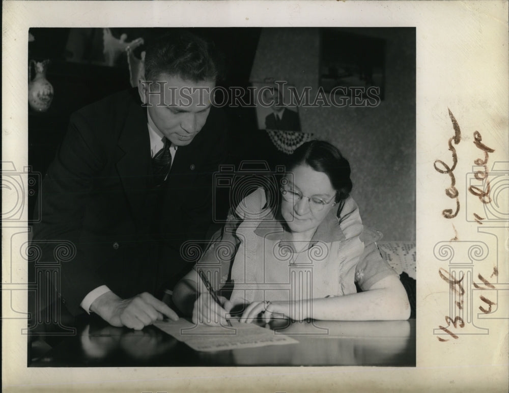 1943 Press Photo Alex R Dragon and Mrs Bessie Metzger