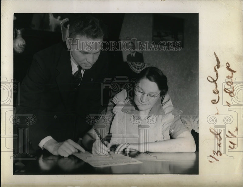 Load image into Gallery viewer, 1943 Press Photo Alex R Dragon and Mrs Bessie Metzger
