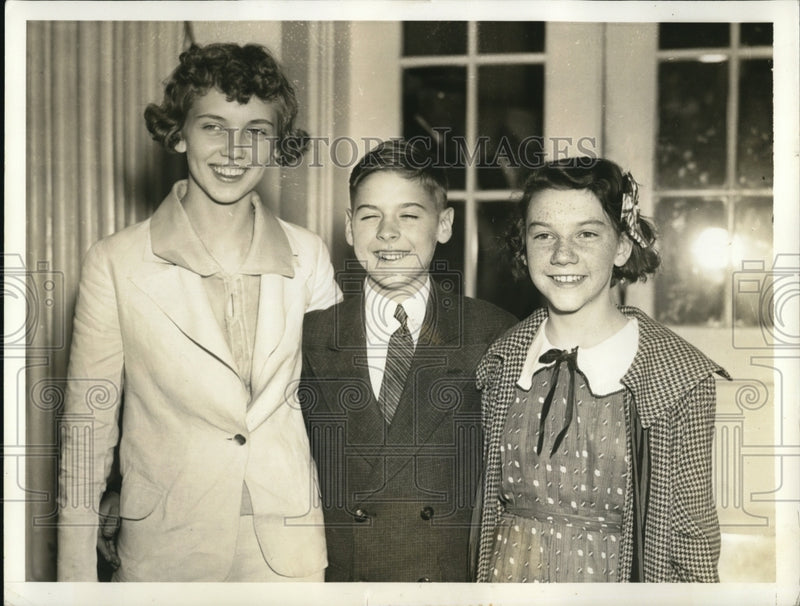 Load image into Gallery viewer, 1936 Press Photo Washington DC The 3 top-ranking spellers photographed after
