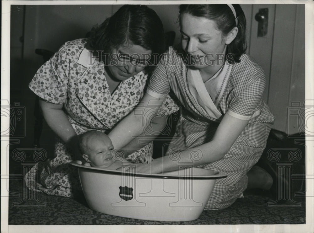 1937 Press Photo Thirteen year old mother learns baby care