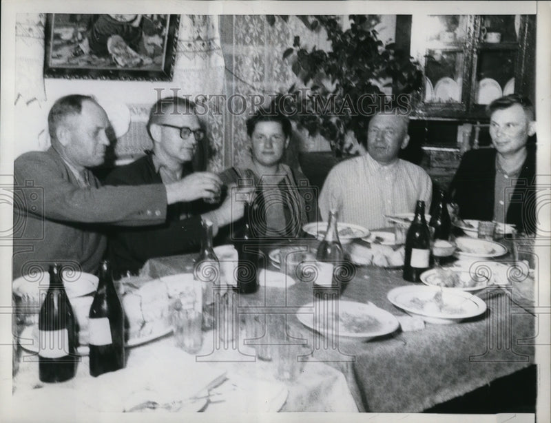 Load image into Gallery viewer, 1958 Press Photo Men toasting to peace and friendship at a Russian farm home
