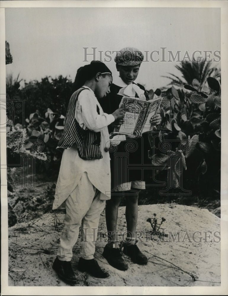 1939 Press Photo Youthful Italian Learns Something Of Arabic Literature