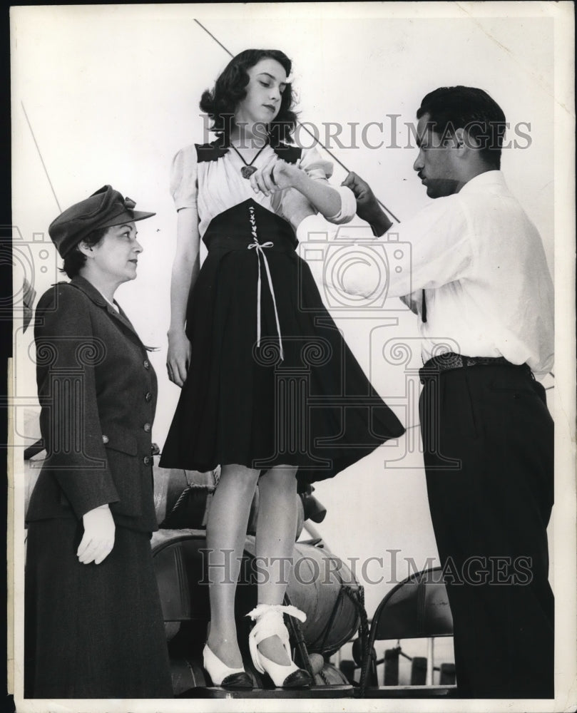 1942 Press Photo Francis Scott Key, on the way to work at Fort Washington,