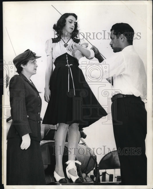 1942 Press Photo Francis Scott Key, on the way to work at Fort Washington,