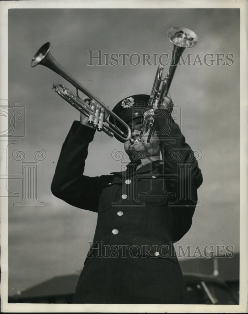 Load image into Gallery viewer, 1942 Press Photo Ellington Field Texas worlds largest multi motor flying school
