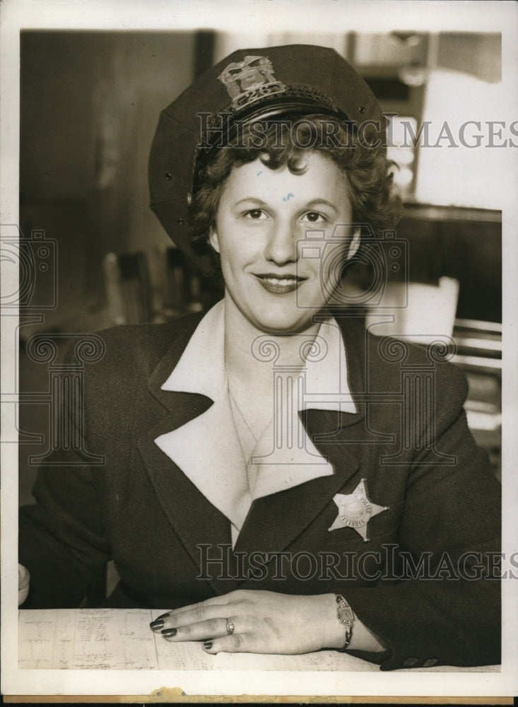 Load image into Gallery viewer, 1943 Press Photo Summit Ill Frances Susich has finished probationary period
