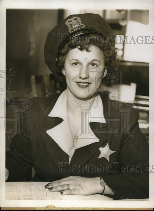 1943 Press Photo Summit Ill Frances Susich has finished probationary period