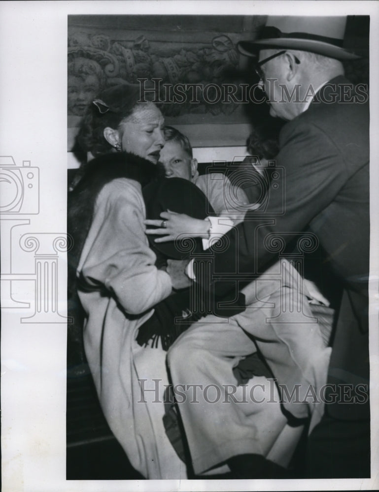 1955 Press Photo Horace Taylor Jr. Clings To His Mother Mrs. Patricia Taylor