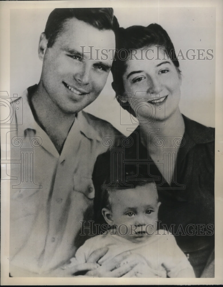Load image into Gallery viewer, 1948 Press Photo Milton Gerber With Wife Lea And Their 5 Year Old Son Harold
