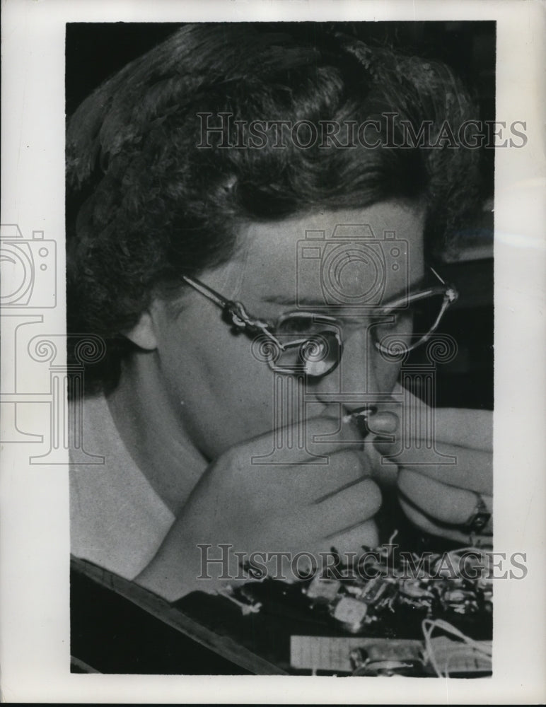 Load image into Gallery viewer, 1950 Press Photo Margaret McPherson Pass Master for Waltham Watches
