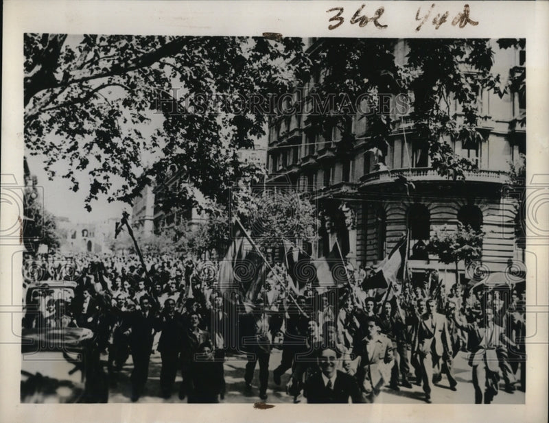 Load image into Gallery viewer, 1940 Press Photo Italian students marching in an anti-allied demonstration
