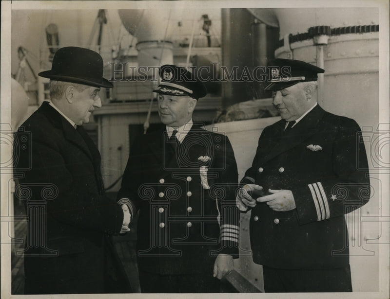 Load image into Gallery viewer, 1939 Press Photo A.J. McCarthy with Capt. Alfred M. Moore and Charles Kaiser
