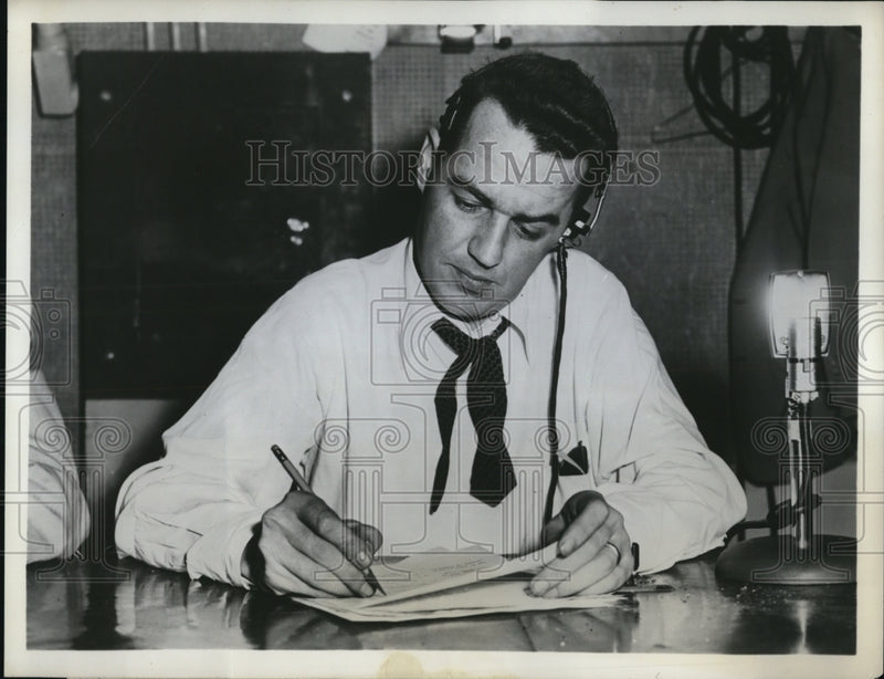 Load image into Gallery viewer, 1952 Press Photo Robert C.Doyle at ABC-TV Convention Coverage
