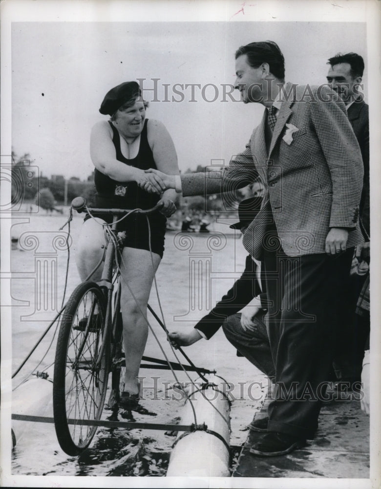 Load image into Gallery viewer, 1949 Press Photo Mrs. Eetta Hills sitting on her water bike before a trial run
