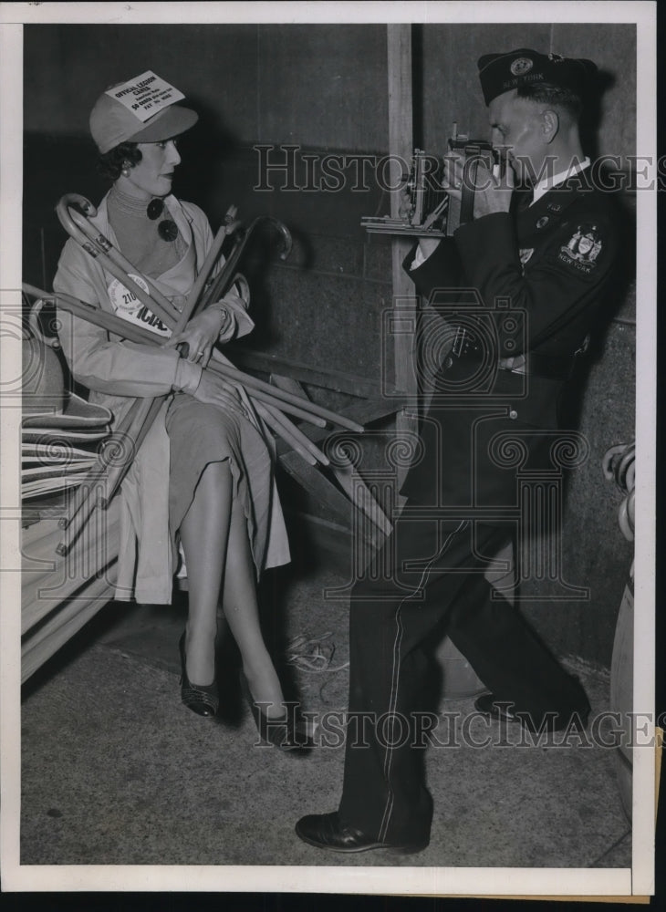 Load image into Gallery viewer, 1936 Press Photo Lorine Curry pauses in her duties of selling Legion canes to
