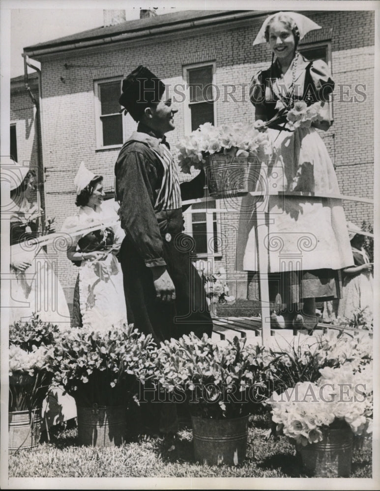 Load image into Gallery viewer, 1938 Press Photo Festival Queen-Ms. Dorothy Williams Buying a Royal Bouquet
