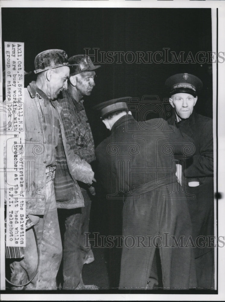 Load image into Gallery viewer, 1958 Press Photo 2 Officeials of the Salvation Army are working with a stretche
