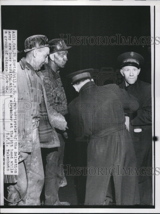 1958 Press Photo 2 Officeials of the Salvation Army are working with a stretche