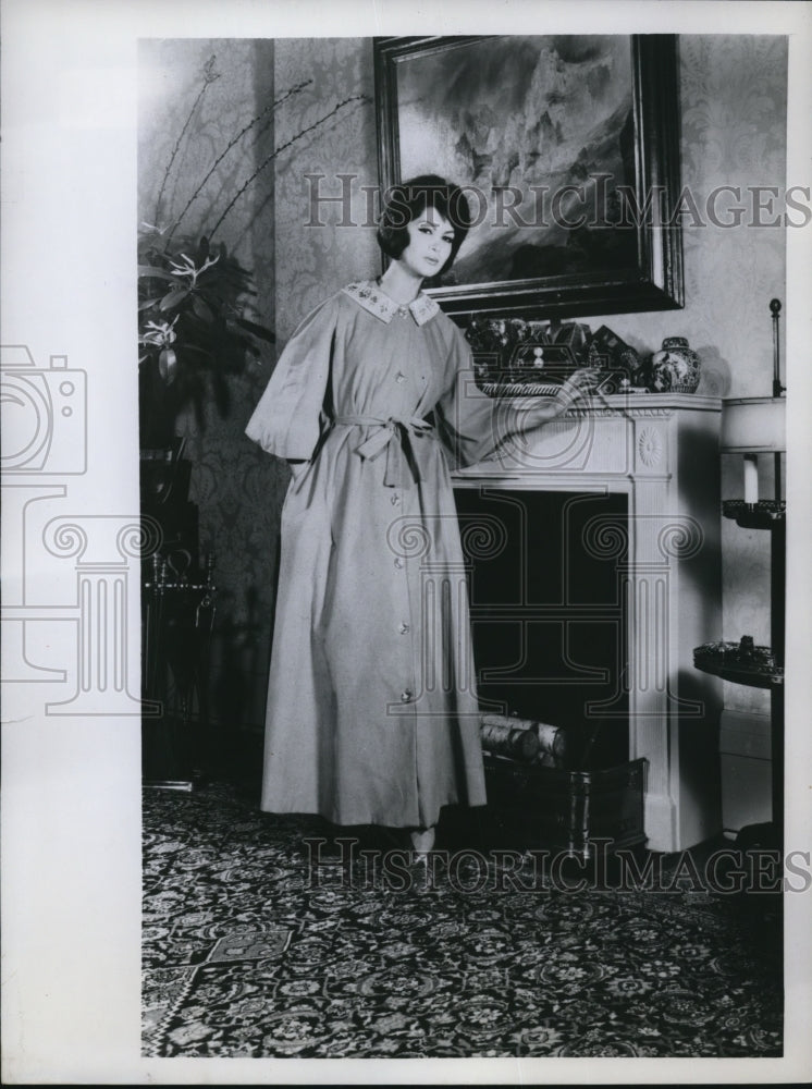 1959 Press Photo Women Wearing A Robe- Historic Images