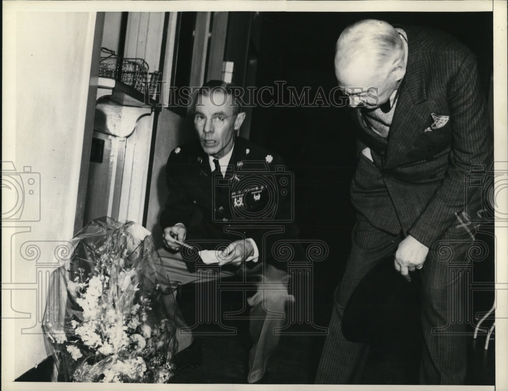 1938 Press Photo Colonel F. Armstrong and G.A.C. Christiancy looking at flowers