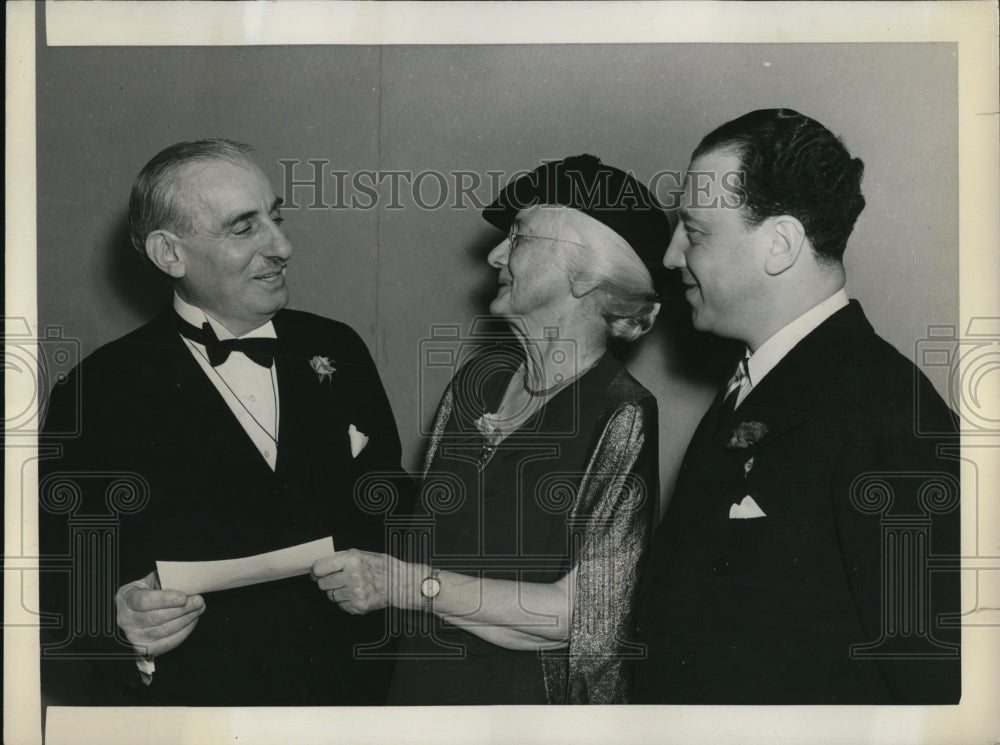 1937 Press Photo Ellis Gimbel Gives Award To Mrs. Robert R.P. Bradford