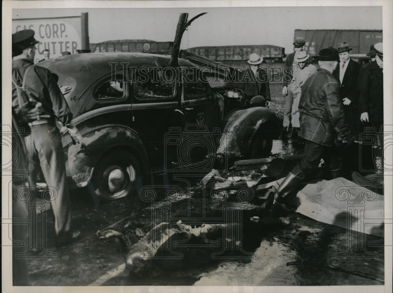 Load image into Gallery viewer, 1938 Press Photo Four passengers and the driver were trapped in a Kansas City Mo
