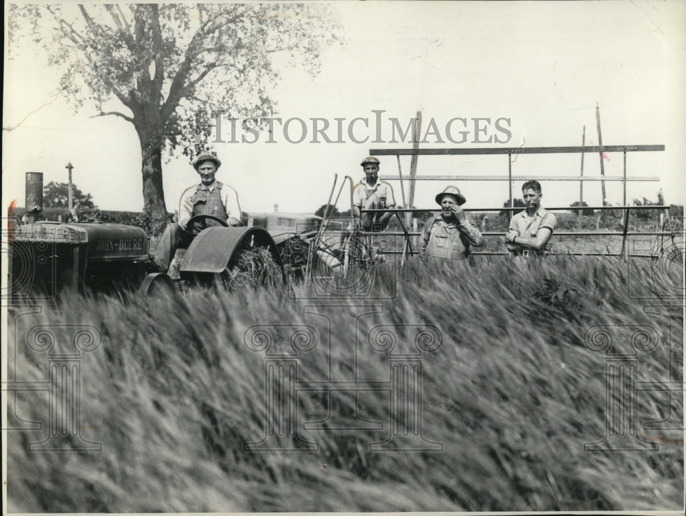 1935 Press Photo Harvesting Wheat