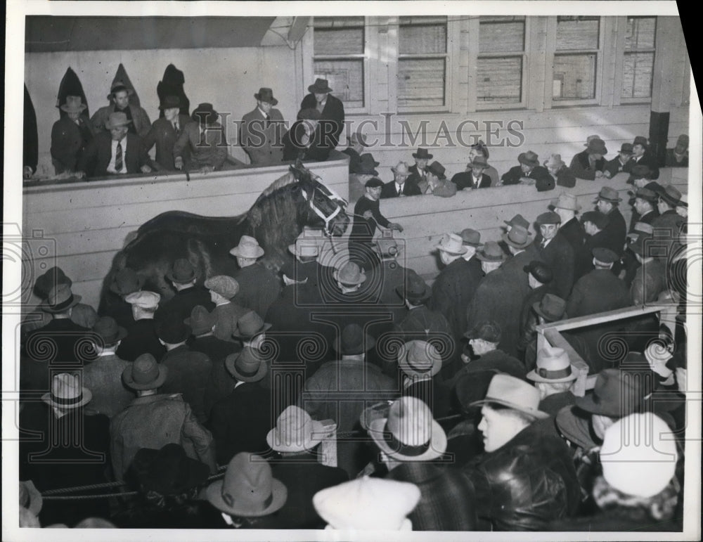 1942 Press Photo Chicago Union Stockyards in first auction since war started- Historic Images