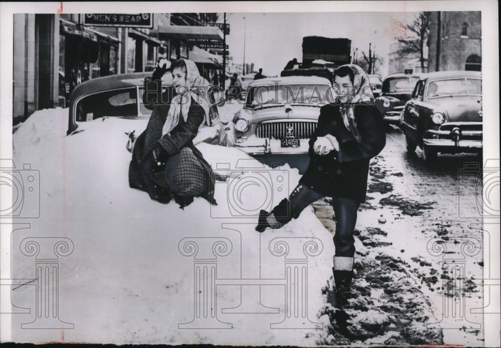 1953 Press Photo Marianne Daugherty played in Five inch snow in Kansas City Area
