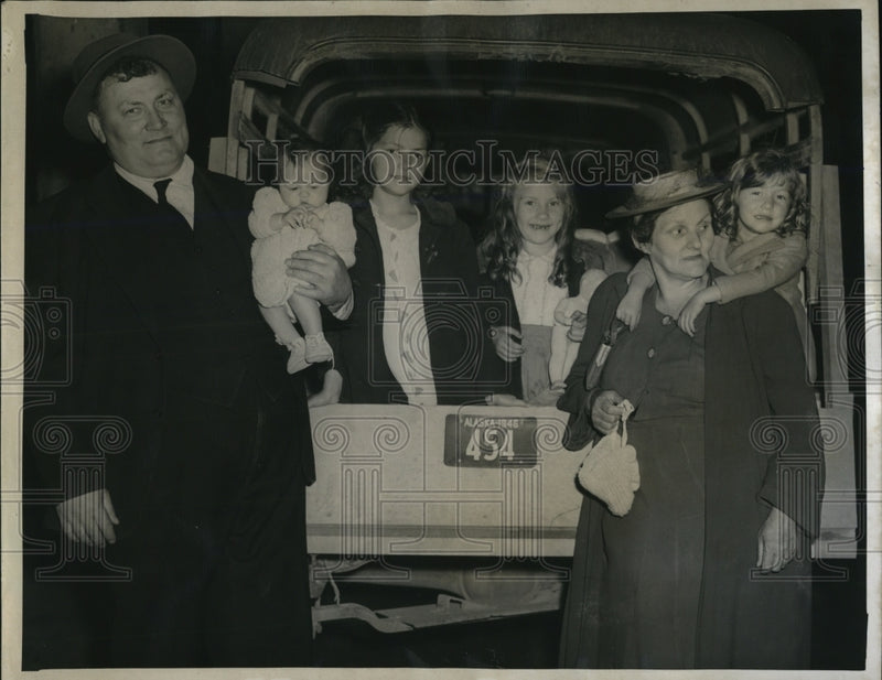 Load image into Gallery viewer, 1946 Press Photo Paul Sakto, 6, homesteader heading for Arkansas.
