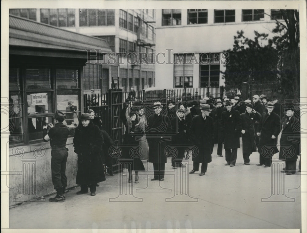 1937 Press Photo Strikers & Relatives Picket at Chrysler Plant