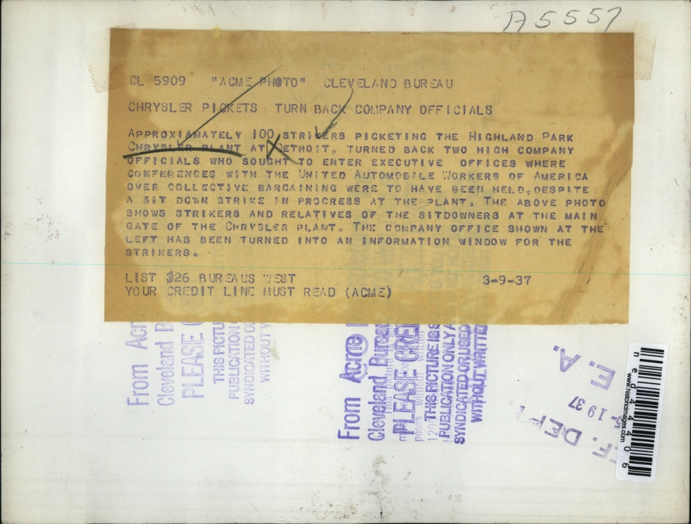 1937 Press Photo Strikers & Relatives Picket at Chrysler Plant