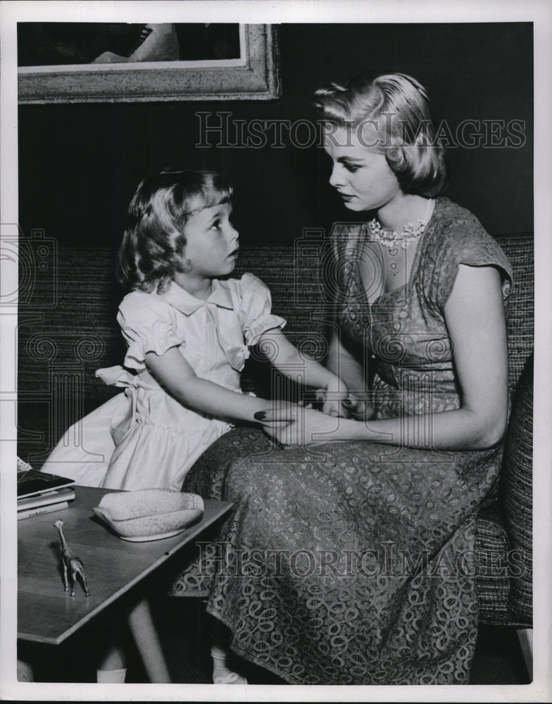 1950 Press Photo A mother telling her daughter that she's going to get a divorce