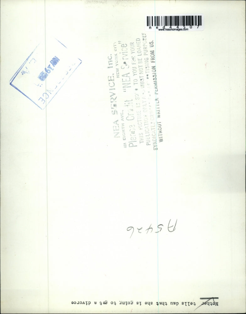 1950 Press Photo A mother telling her daughter that she's going to get a divorce