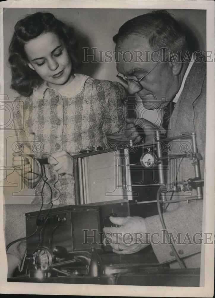Load image into Gallery viewer, 1940 Press Photo Jean Ihrig before she takes an Emotional Reaction Test
