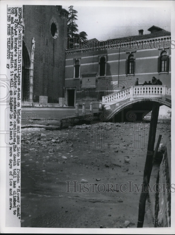 1956 Press Photo Venice Italy Villagers stand on bridge and gaze into frozen