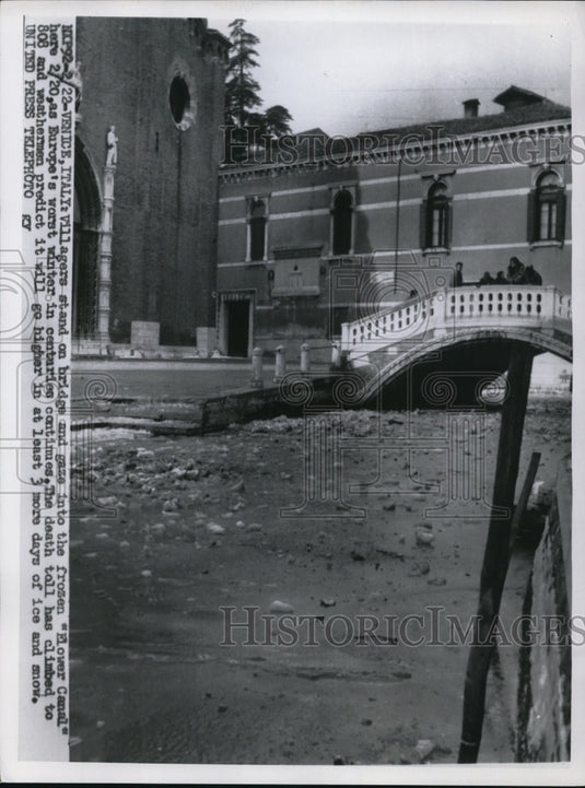 1956 Press Photo Venice Italy Villagers stand on bridge and gaze into frozen