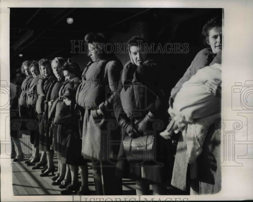 1946 Press Photo GI Brides bound for US aboard the Stork Transport USS Argentina
