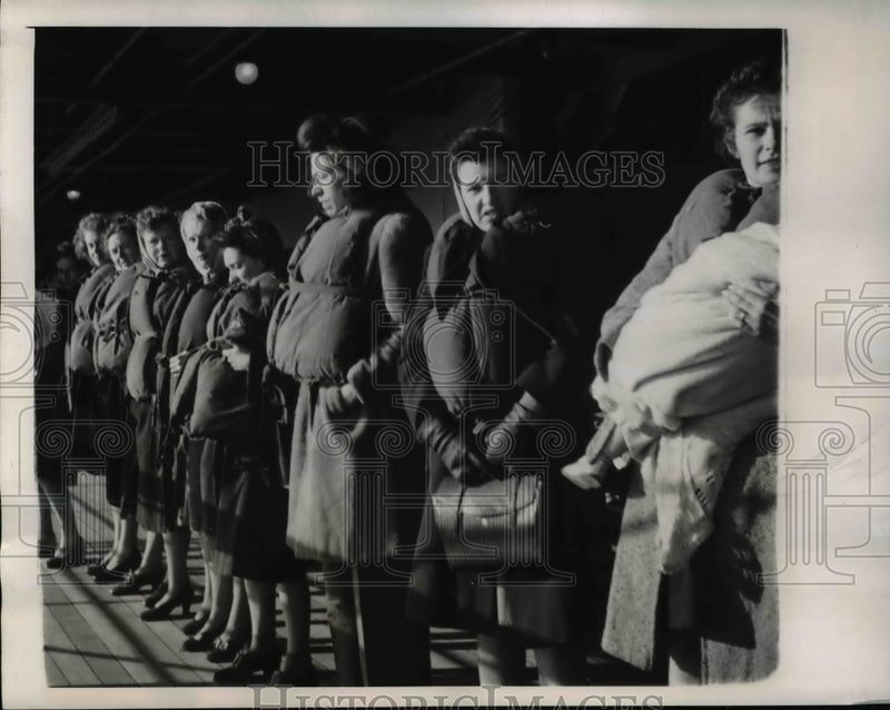 Load image into Gallery viewer, 1946 Press Photo GI Brides bound for US aboard the Stork Transport USS Argentina

