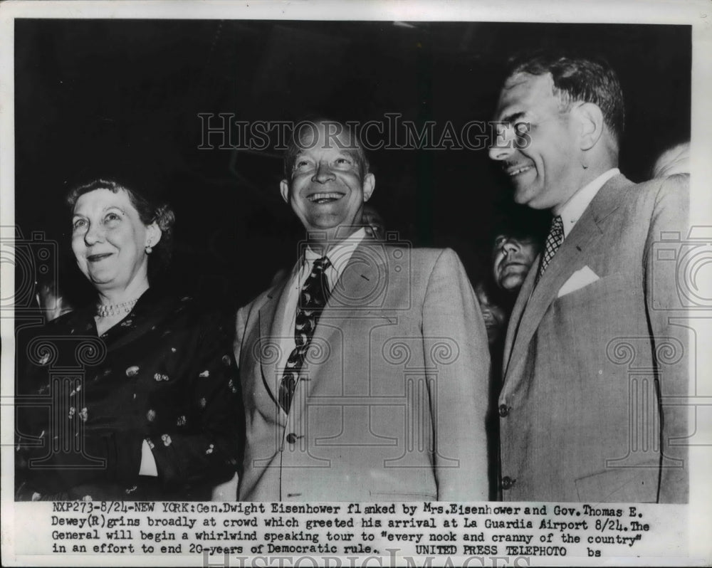 1951 Press Photo Gen Dwight Eisenhower flanked by Mrs Eisenhower and Gov