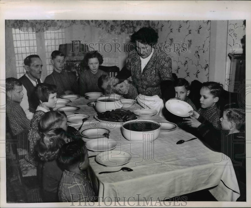 Load image into Gallery viewer, 1952 Press Photo Stawickis Family Meal with Twelve Family Members
