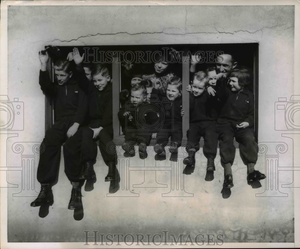1952 Press Photo Stawicki Children and Friends Smile Out the Window