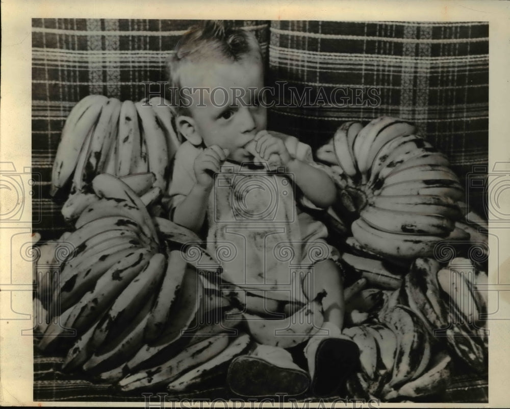 1943 Press Photo Joseph sabitus 11 monthold from Scranton Pa whose life was - Historic Images