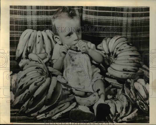 1943 Press Photo Joseph sabitus 11 monthold from Scranton Pa whose life was - Historic Images