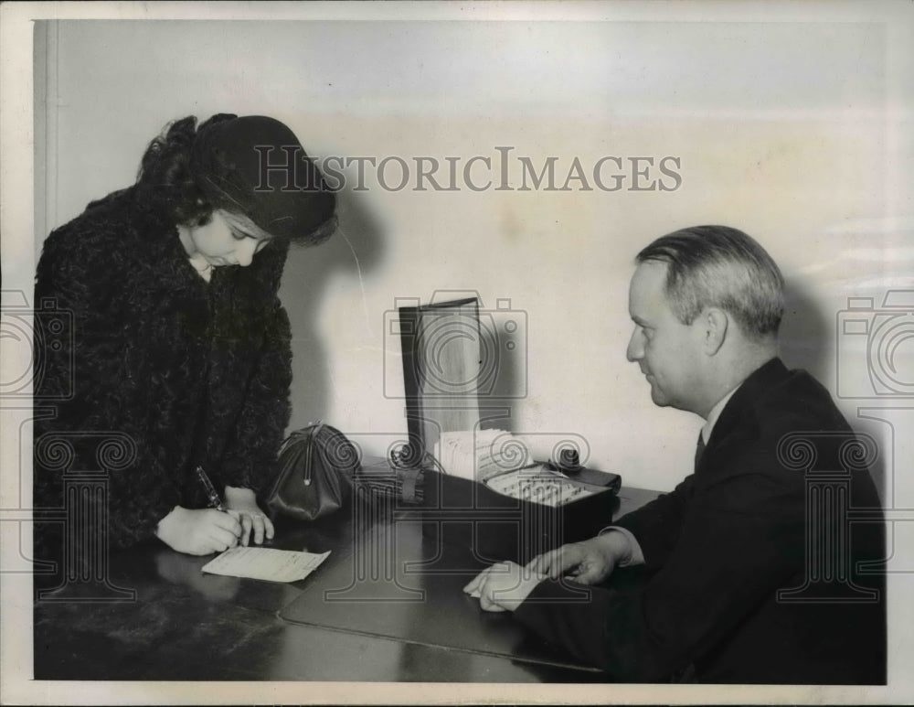 1944 Press Photo Marguerite Eileen Canlaw Applying For Identification Card