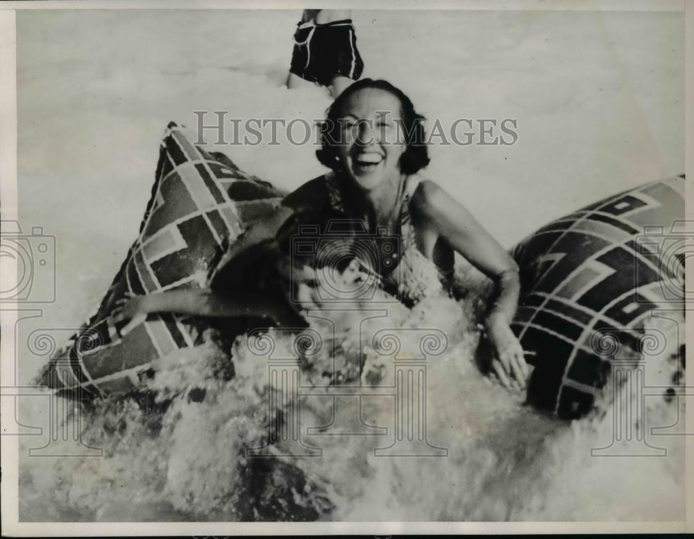 1937 Press Photo Mrs William Radford Coyle Junior and Son Vacationing In Bermuda